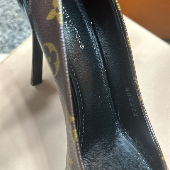 Louis Vuitton Cherie Pump - Picture 4 of 9